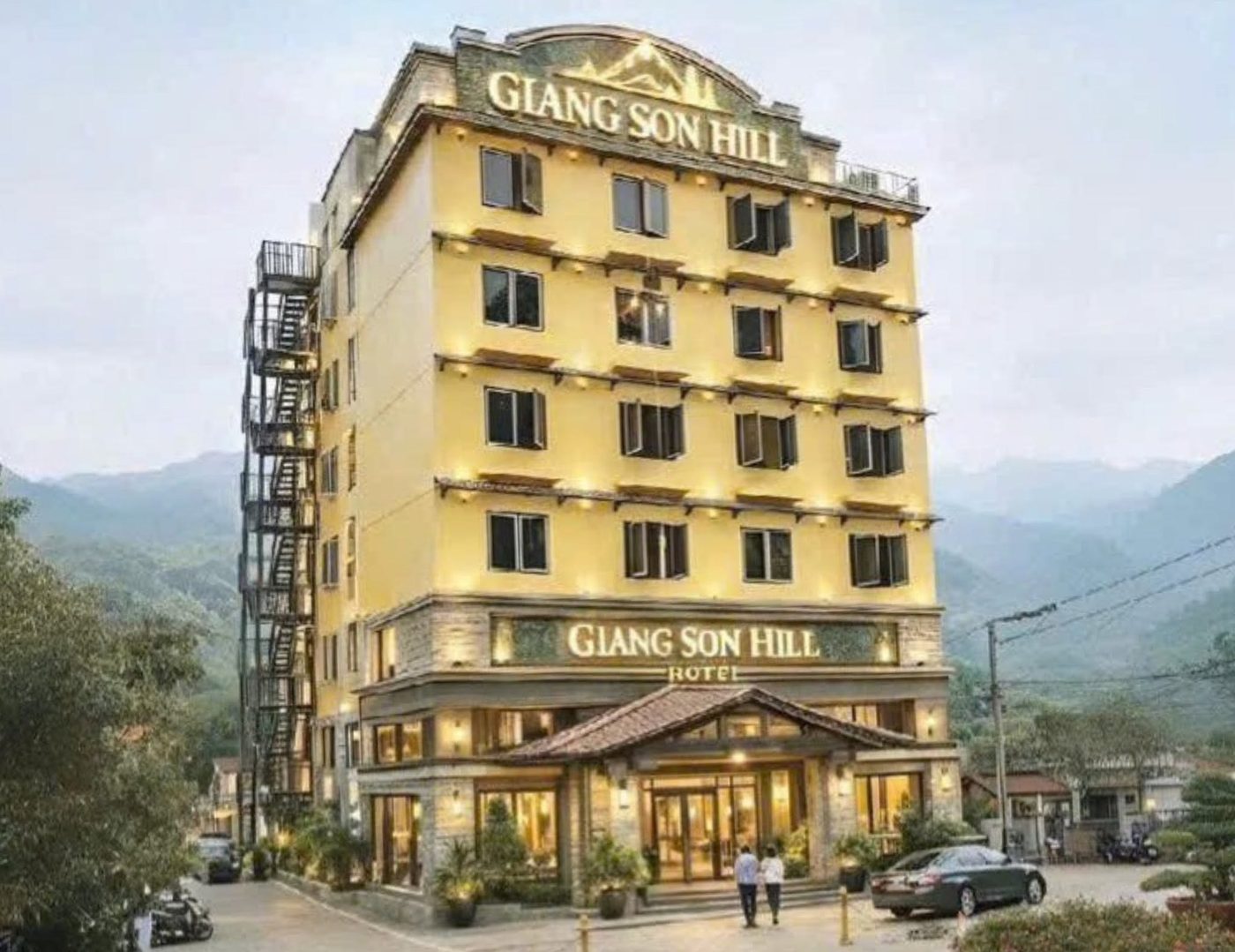 Giang Sơn Hill Hotel Đồng Văn nhìn từ ngoài, buổi tối