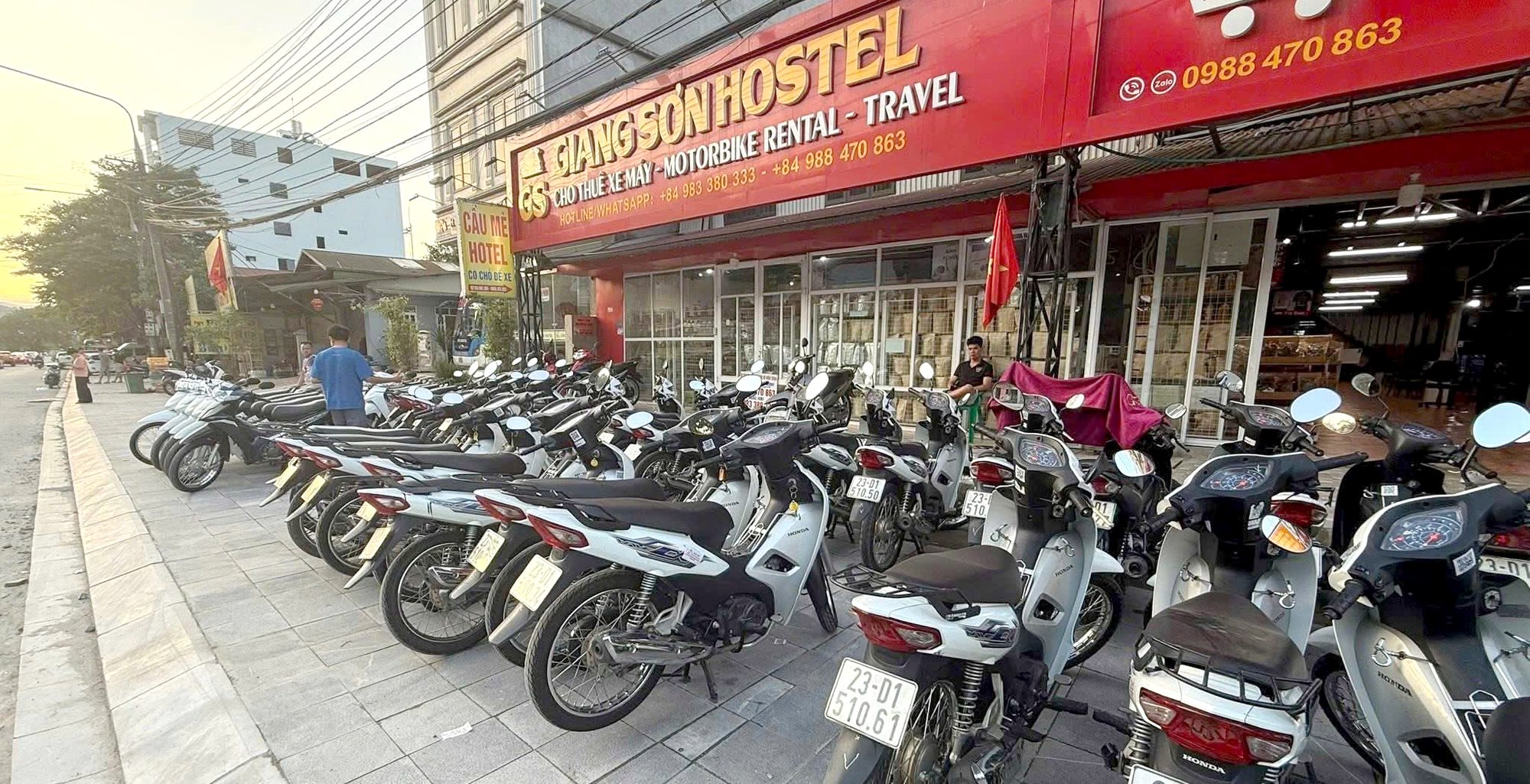 Dãy xe máy Giang Sơn xếp dọc vỉa hè trước cửa hàng Tổ 1 Cầu Mè, Hà Giang, lúc nắng chiều