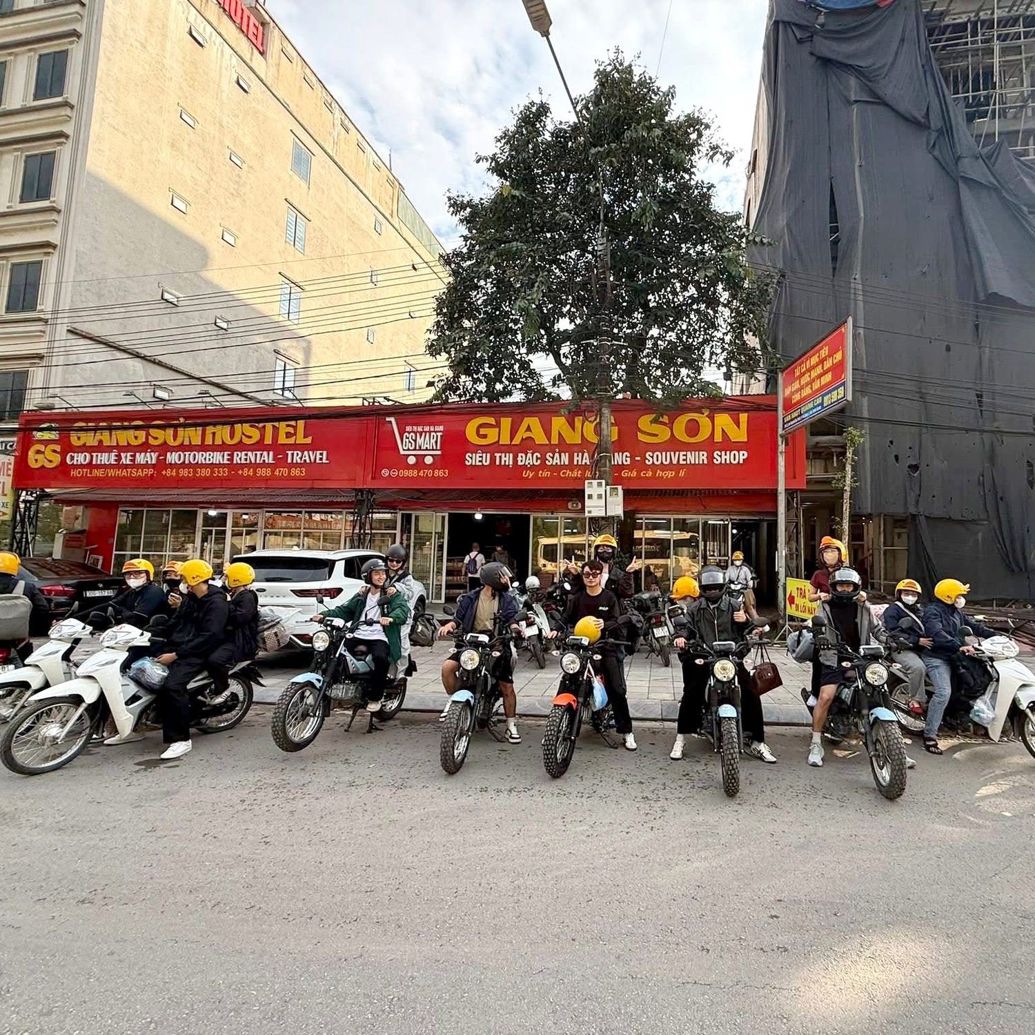 Nhóm khách Giang Sơn xếp hàng nhận xe trước cửa hàng Tổ 1 Cầu Mè, Hà Giang
